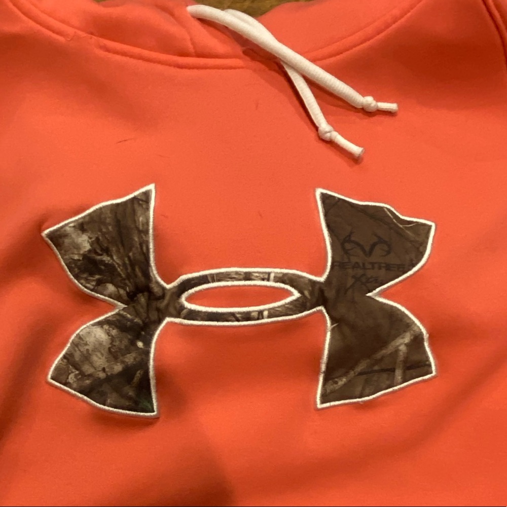 Woman’s large under armor sweatshirt